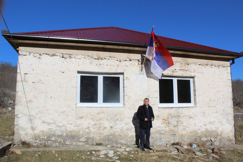 Profesor Miloš Duka sam obnavlja školu kod Trebinja: Prvo što je uradio, postavio zastavu Srbije