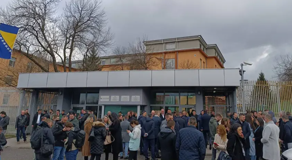 Podrška Lukiću pred Sudom BiH – dočekan gromoglasnim aplauzom