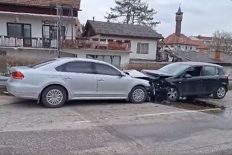 Tragedija u BiH: Starija žena poginula u direktnom sudaru Passata i Corse