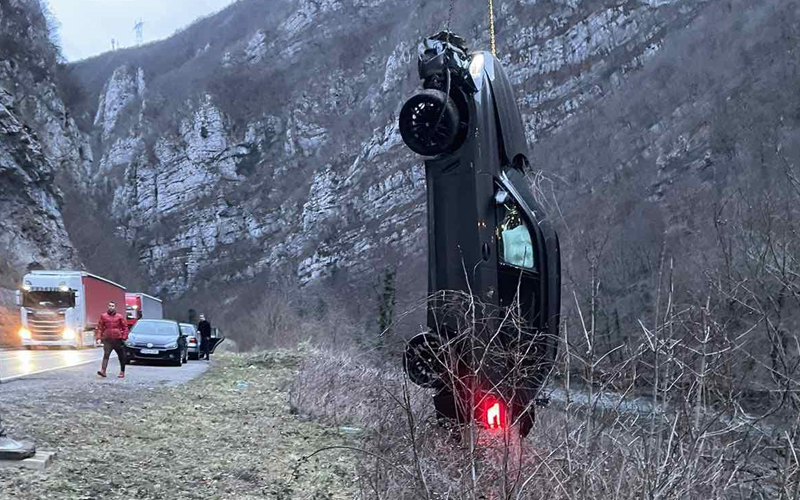 Roditelji sa troje djece vozilom sletjeli u kanjon Vrbasa