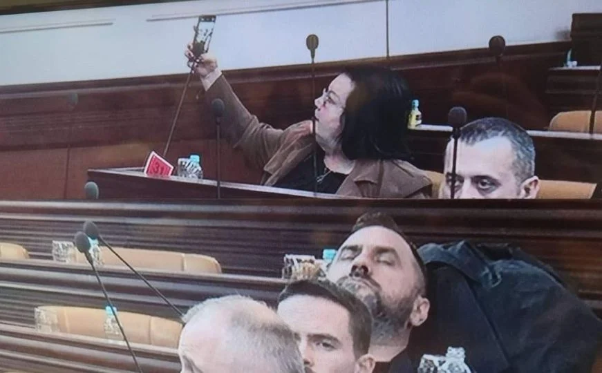 Umjesto dogovora oko rebalansa budžeta, političari pravili selfiji po Skupštini