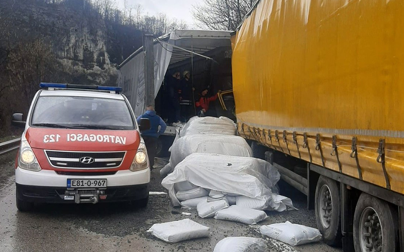 Dvije osobe povrijeđene u sudaru dva kamiona