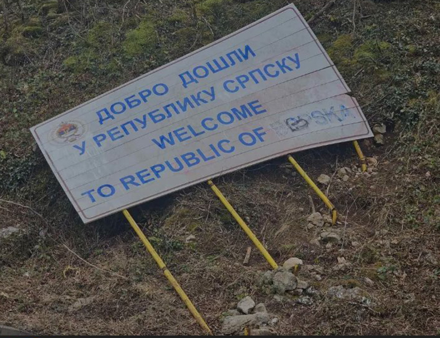 Porušena tabla “Dobro došli u Republiku Srpsku” kod Vlasenice