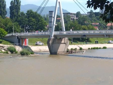 (VIDEO) Automobilom prešao preko pješačkog mosta u Zenici