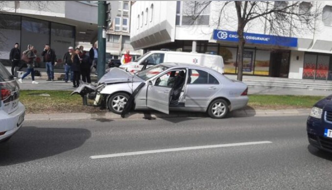 Saobraćajna nesreća na Pofalićima: Mercedes završio u banderi