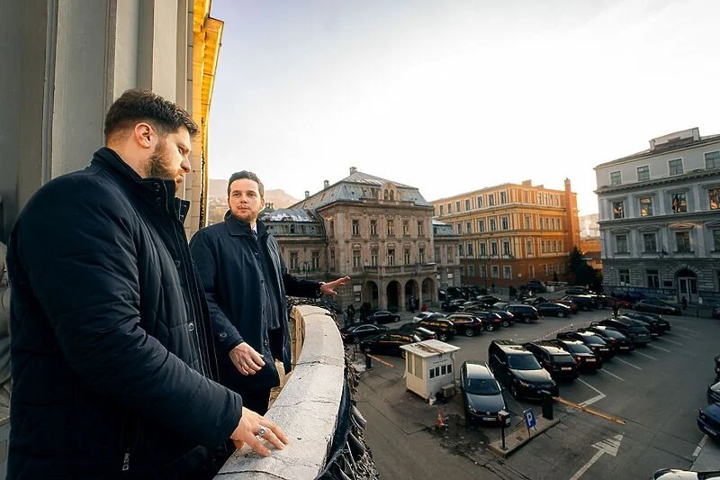 Čengić i UK uklanjaju parking u centru Sarajeva: Gradit će fontanu