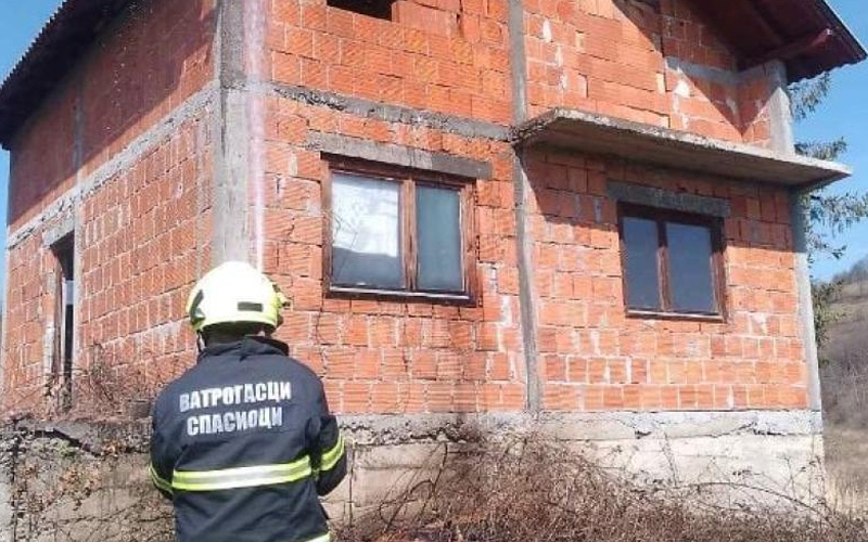 Čovjek čistio njivu, palio korov pa zapalio kuću