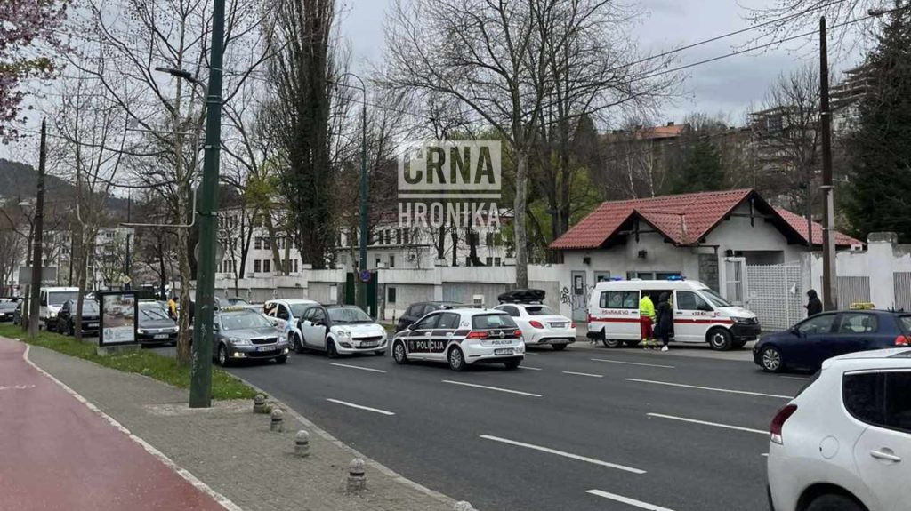 (FOTO) Sudar četiri automobila u Sarajevu: “Na terenu policija i Hitna pomoć”