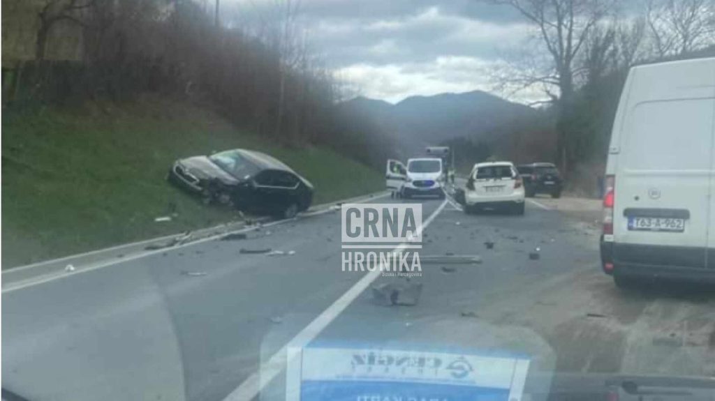 (FOTO) Tri osobe povrijeđe u saobraćajnoj nesreći na M17