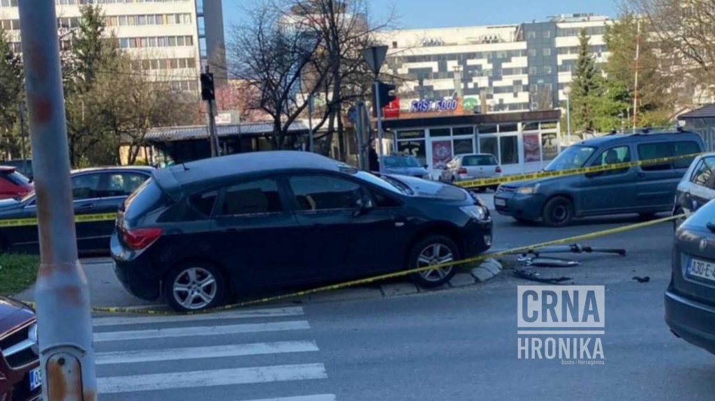 (VIDEO) Nesreća u Nedžarićima: Povrijeđen vozač Opela, zabio se u semafor