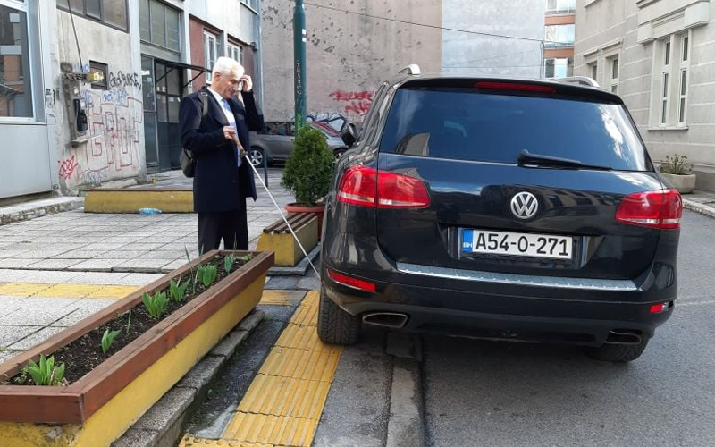 MUP KS kaznio bahatog vozača koji je skupocjenim autom blokirao Udruženje slijepih KS