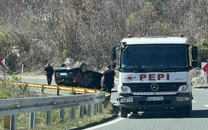 Automobil se prilikom nesreće prevrnuo na krov