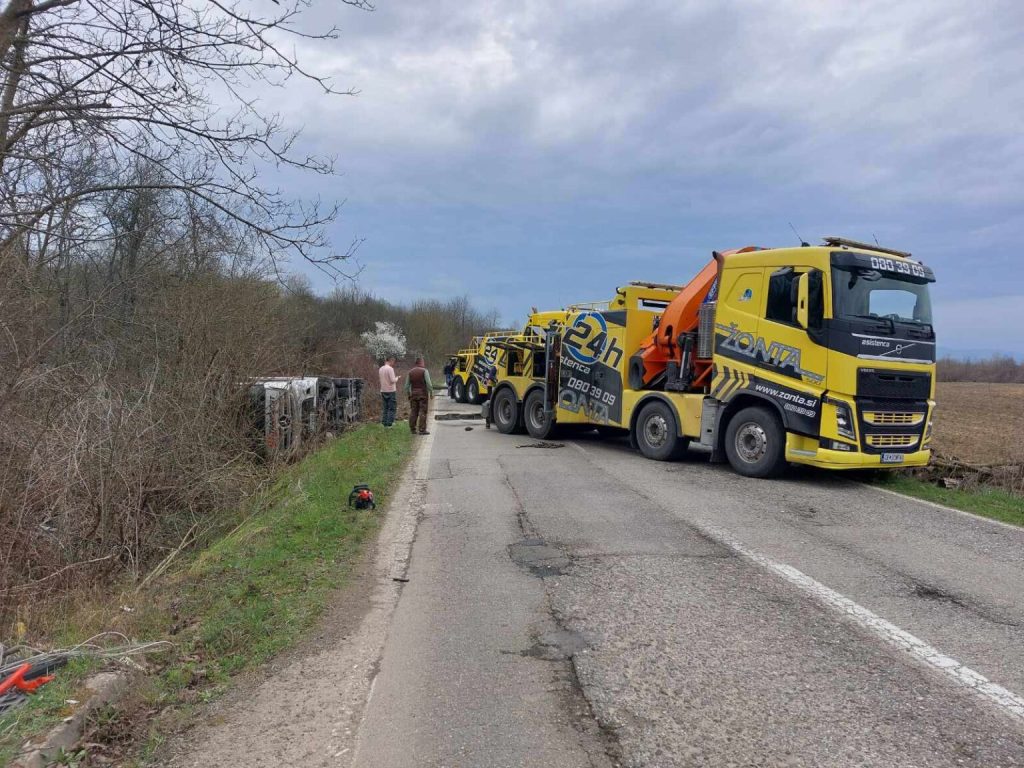 (VIDEO) Kod Dervente se prevrnuo kamion koji je prevozio automobile