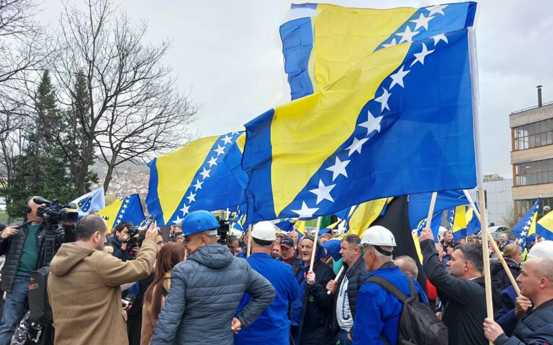 Stotine rudara sa zastavama BiH došlo na proteste u Sarajevo