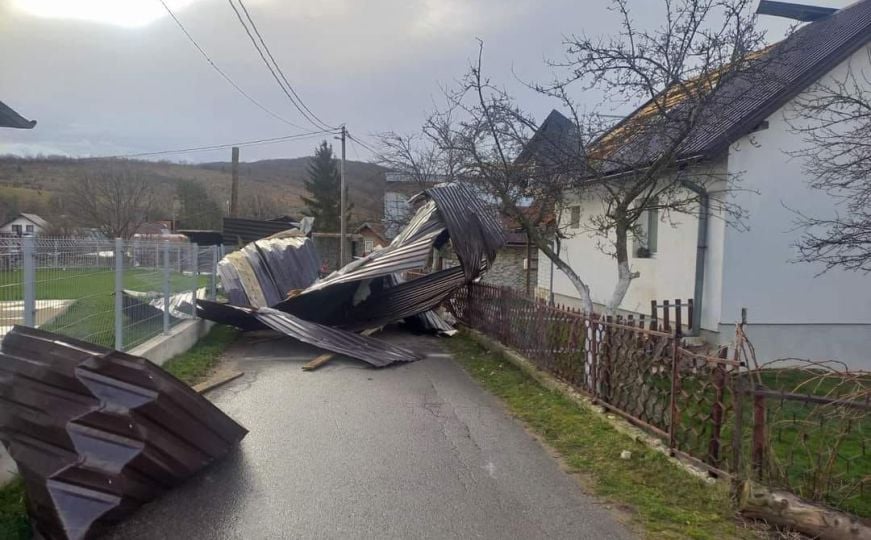 (VIDEO) Snažni udari vjetra napravili veliku štetu u blizini Sarajeva