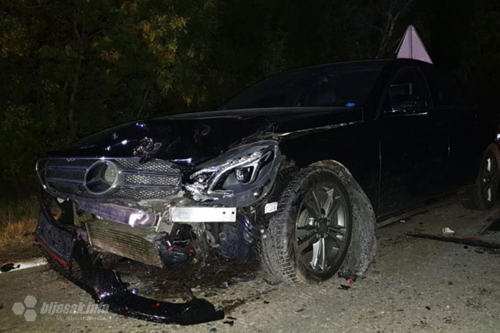 Teška nesreća na M17: Uništena dva automobila i privatni posjed