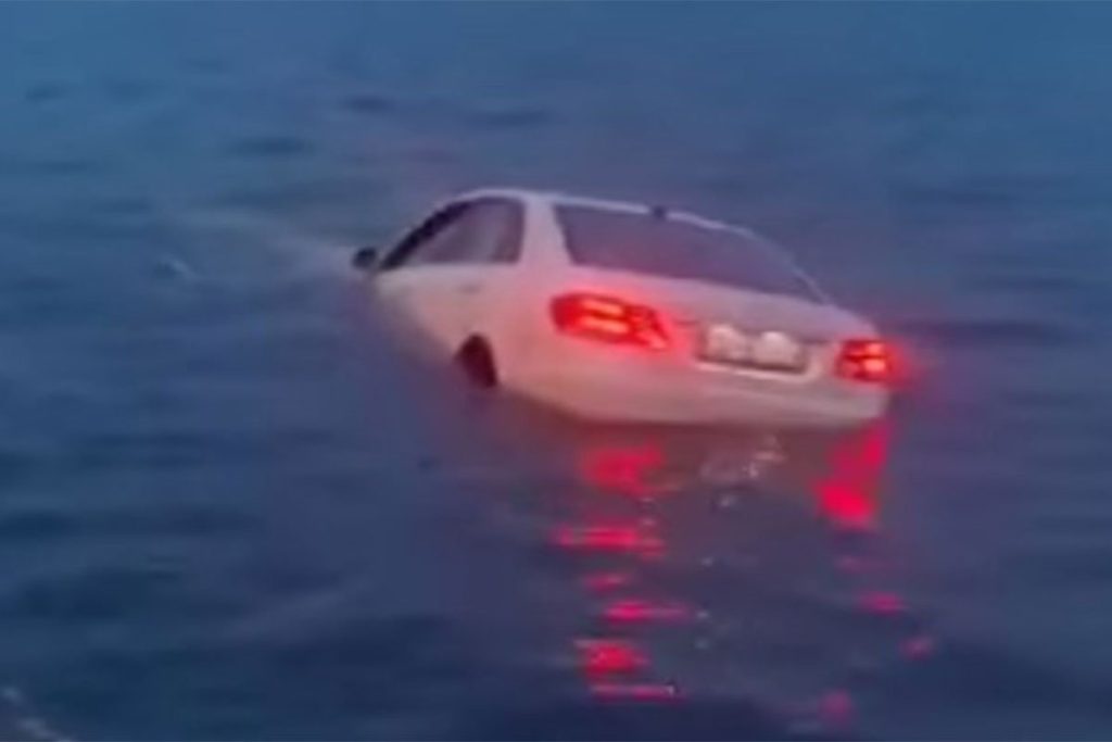 (VIDEO) Vozač Mercedesa završio u Jadranskom moru