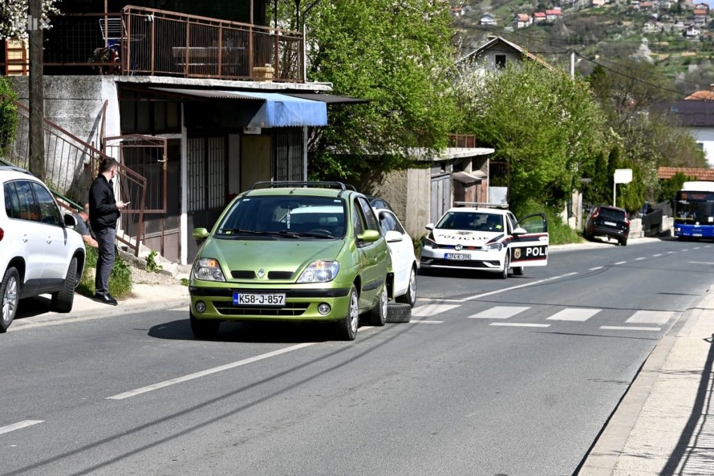 (VIDEO) Automobil u Buća Potoku u blizini osnovne škole udario ženu i dijete