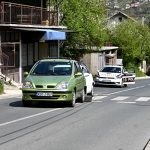 (VIDEO) Automobil u Buća Potoku u blizini osnovne škole udario ženu i dijete