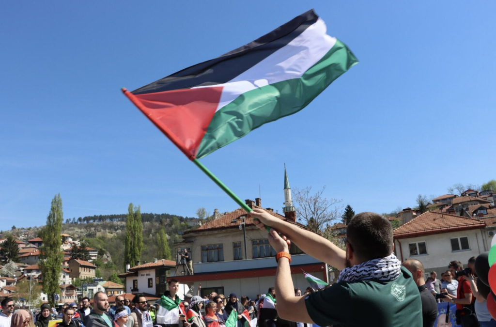 Stotinjak ljudi podržalo Palestinu na protestu u Sarajevu