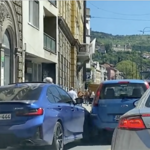 Saobraćajna nesreća u centru Sarajeva: Sudar dva vozila na Obali Kulina Bana