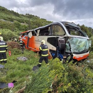 (VIDEO) Nesreća kod Makarske: Autobus sletio u 60 metara duboku provaliju