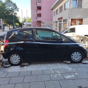 Ovako građani Sarajeva kažnjavaju parking papke: “Dvije palete i zavezali automobil”