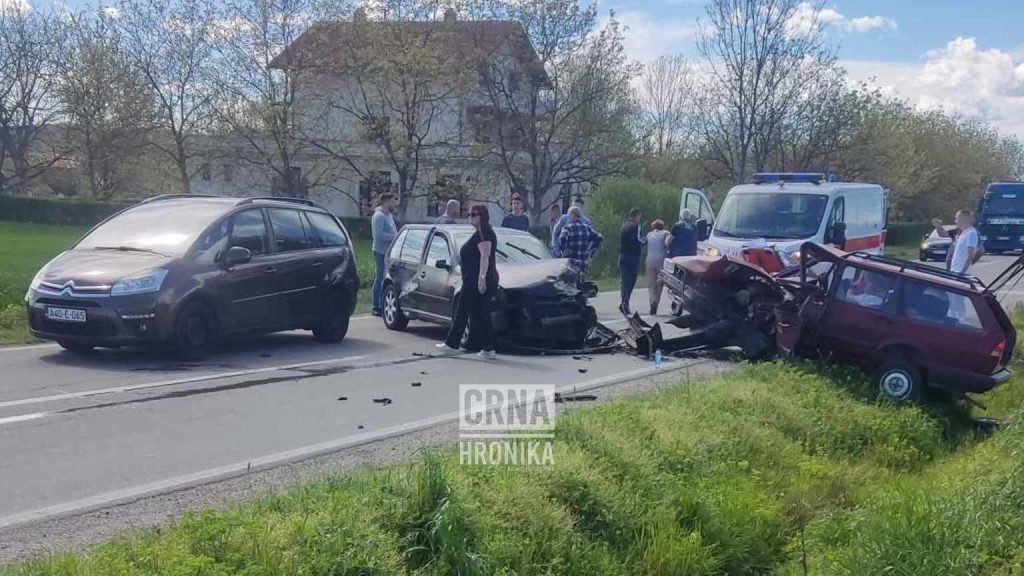 Teška nesreća na putu Bijeljina-Ugljevik: Direktan sudar dva vozila