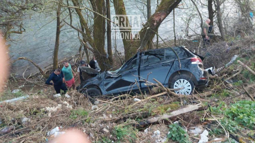 (VIDEO) Pogledajte izvlačenje Golf-a: U nesreći kod Foče povrijeđen vozač”