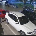 (VIDEO) Komšija isparao tuđi automobil ispred zgrade: Krivo mu bilo što on nema gdje parkirat