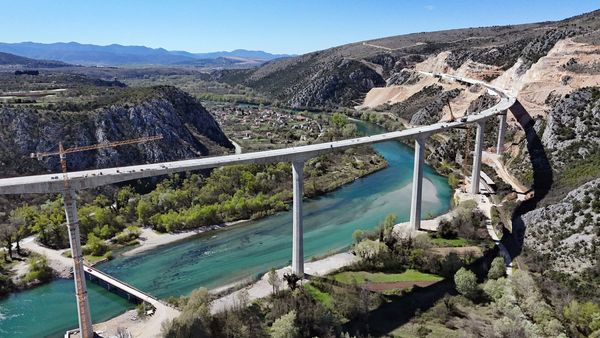 Uskoro otvaranje: Počelo postavljanje prvog sloja asfalta na mostu Počitelj