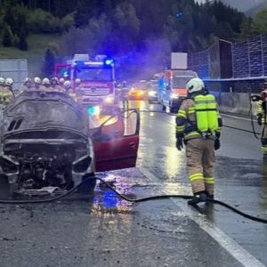 55-godišnji vozač nije ni primijetio da mu gori automobil: Drugi vozači upozorili