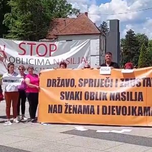 Protest protiv nasilja u Gradačcu: Građani se okupili na Trgu Alije Izetbegovića