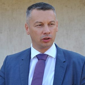 Krši li Nenad Nešić zakon pričanjem morbidnog vica o žrtvama u Srebrenici?