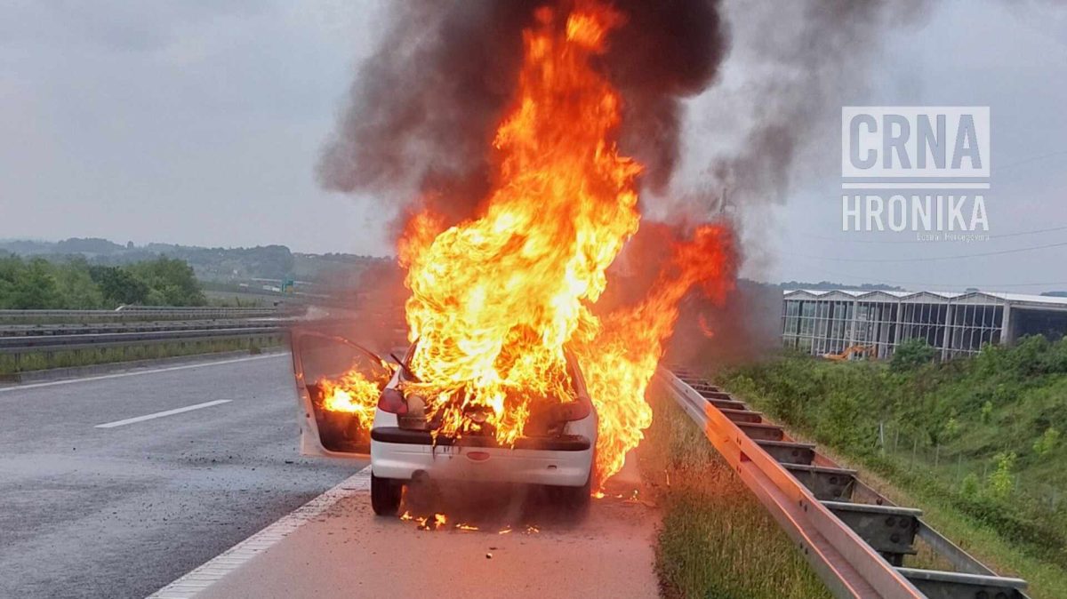 (VIDEO) Na autoputu 9. januar izgorio Peugeot