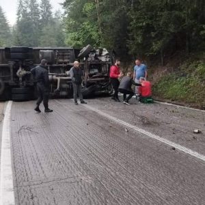 Kod Olova se prevrnuo kamion, ima povrijeđenih