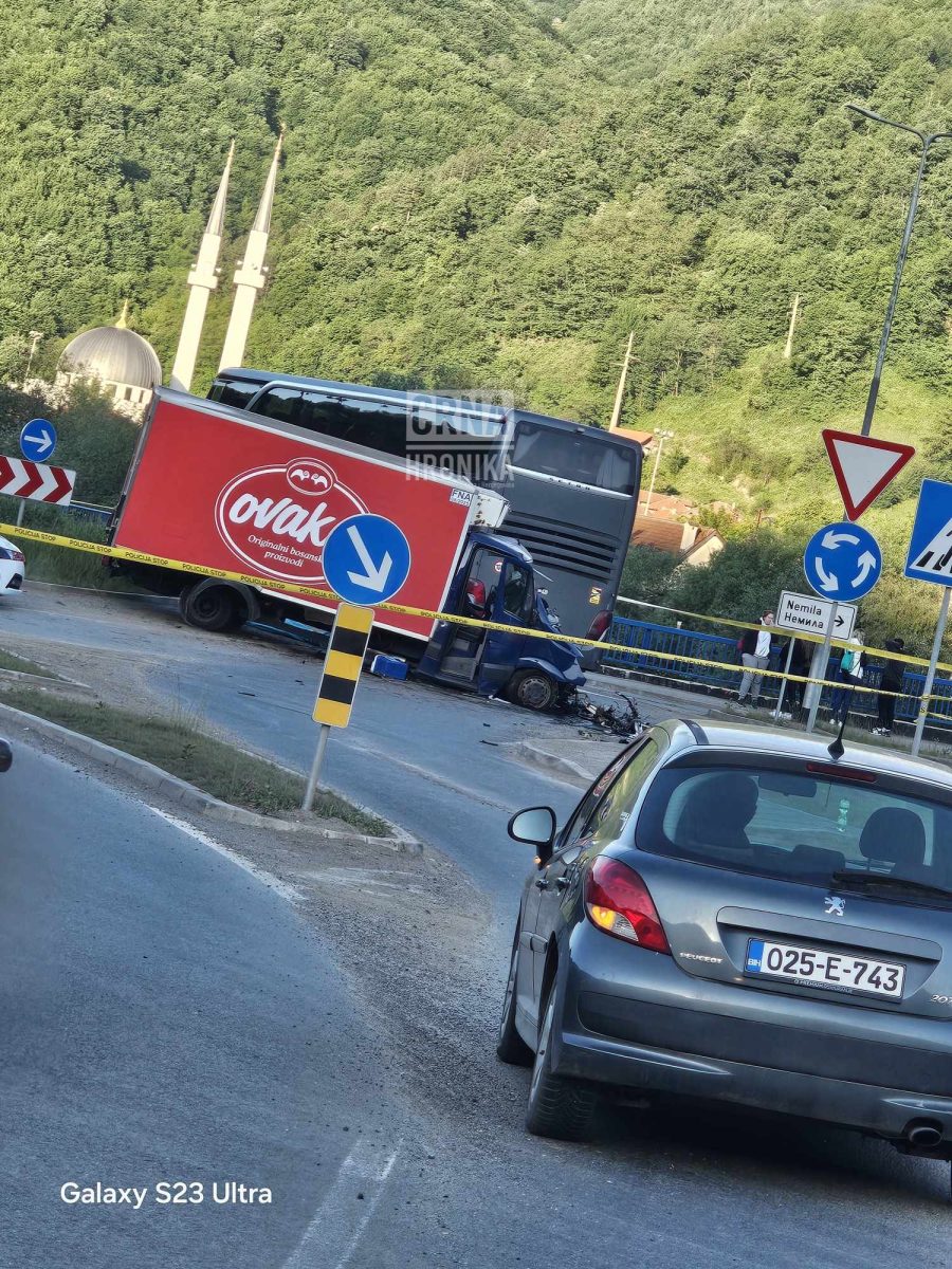 (FOTO) Teška nesreća u Nemiloj: Sudar kamiona i autobusa