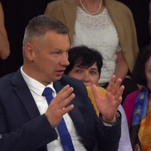 Ministar Nešić ismijavao žrtve genocida u Srebrenici na srbijanskoj televiziji Happy