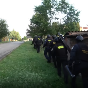 (VIDEO) Pogledajte policijsku akciju: Hapsili lopove u kreveti i u gaćama