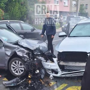 (FOTO) Nesreća u Sarajevu: U direktnom sudaru smrskani automobili