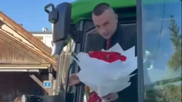 (VIDEO) Svi dolaze skupocjenim automobilima na maturu, samo Muris traktorom