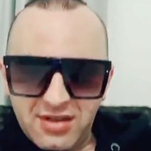 Tiktoker Enes Baković napadnut za vrijeme live snimanja, završio u hitnoj