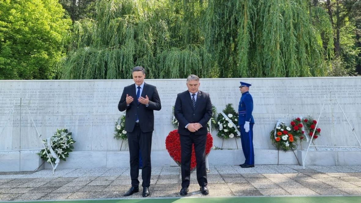 Položeno cvijeće u Aleji mladosti na Slanoj Banji u Tuzli