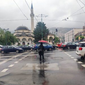 Šta je sa semaforima u Sarajevu kada pada kiša: Zašto radi samo blinkajuće žuto svjetlo?