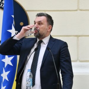 Elmedin Konaković odgovorio na napade Ismeta Bećara na Ajlu Milišić Pepić zbog glasanja za Vukoju