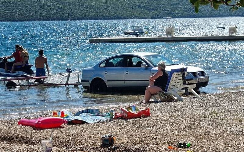 Nevjerovatno: Bahati vozač u Neumu Passatom ušao u more