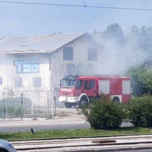 Požar na Stupu u Sarajevo: Vatrogasci gasili požar