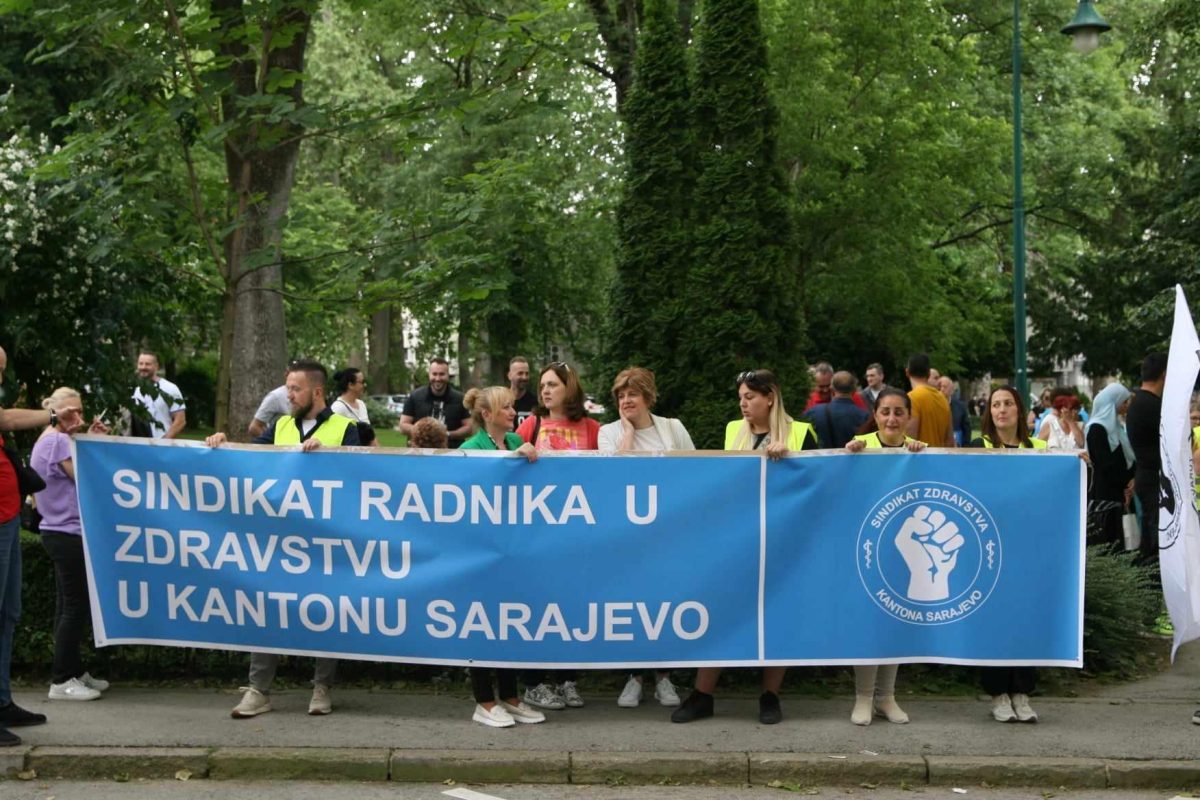 Zdravstveni radnici protestuju pred Vladom KS zbog loših uvjeta i traže jednokratnu pomoć od samo 2520 KM