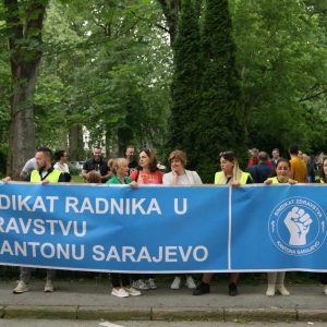 Zdravstveni radnici protestuju pred Vladom KS zbog loših uvjeta i traže jednokratnu pomoć od samo 2520 KM