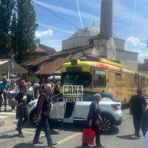 Sudar tramvaja i automobila na Baščaršiji: “Arapi pratili navigaciju pa udarili u tramvaj”